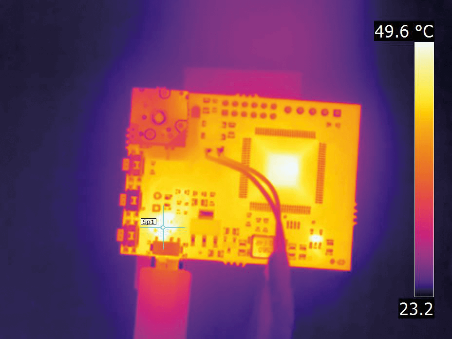 PCBA成像與FLIR T540相機(jī)沒有微距模式啟用。相機(jī)在沒有微距模式的情況下，在74°C下對(duì)目標(biāo)熱點(diǎn)進(jìn)行測量。