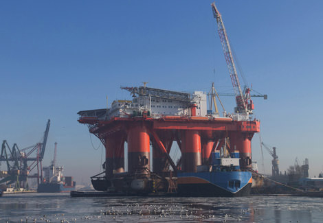 圖1：海上環(huán)境中的石油鉆機和其他典型海洋結構